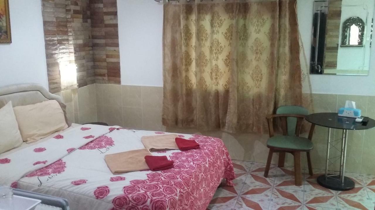 Jasmin Guest House Pattaya Bagian luar foto