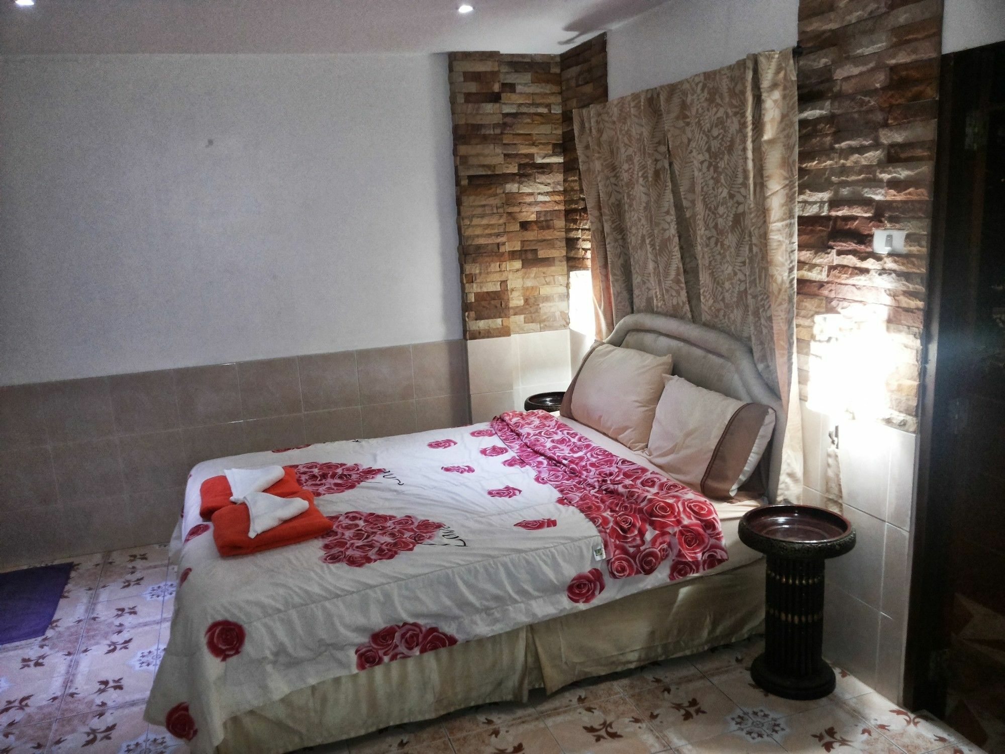 Jasmin Guest House Pattaya Bagian luar foto